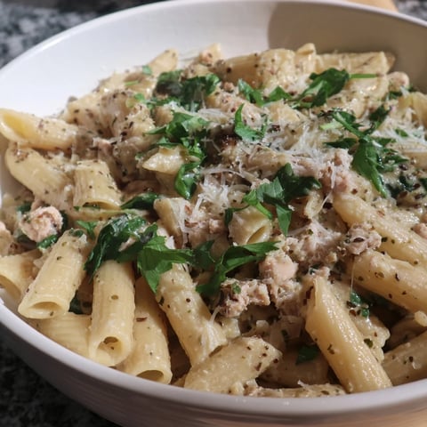 One-Pot Creamy Spinach & Turkey Christmas Pasta, a comforting holiday meal with tender turkey.
